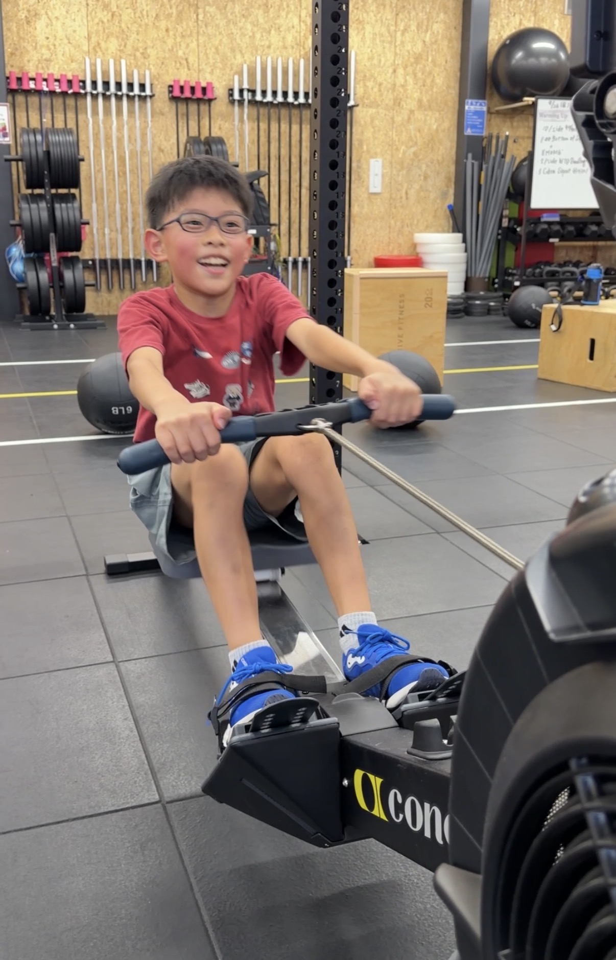 高松クロスフィットのプレスポーツクラスでトレーニングに取り組む小学生