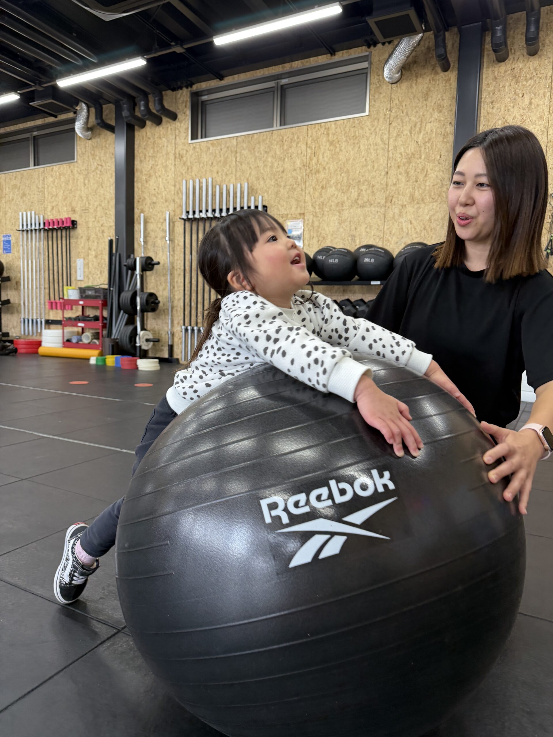 高松クロスフィットの学校体育クラスで運動を楽しむ子ども